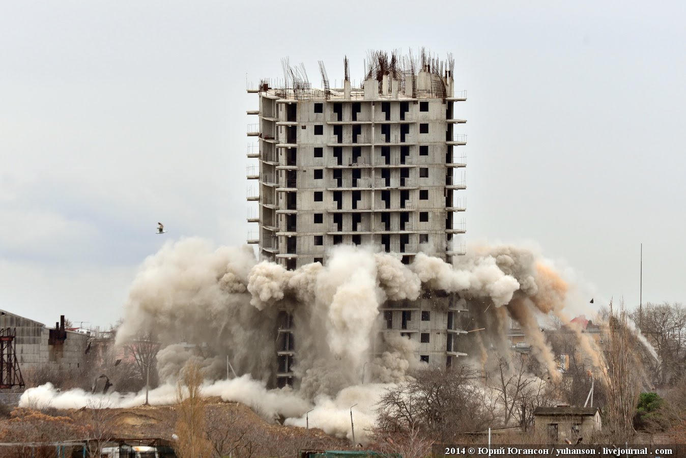 На месте взорванного дома в Севастополе выросла свалка