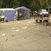 Школьная ярмарка в парке Тренева утопает в мусоре