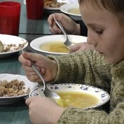 Симферопольских школьников кормить будут, но потратят на это в 2 раза меньше денег.