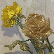 Цветы в натуральную величину и фигурки из бисера