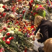 Украинцы приносят цветы к посольству Польши