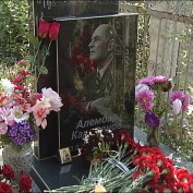 Спустя два с половиной года после смерти Алемдара Караманова на его могиле открыли памятник