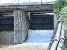 Из Симферопольского водохранилища сбрасывают воду