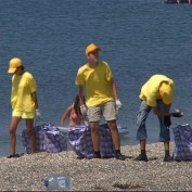 Молодежный отряд убирает пляжи Евпатории