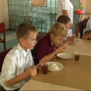 Каша и компот. Так кормят крымских школьников