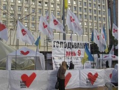 Участницу голодовки у ЦИКа забрала "скорая"
