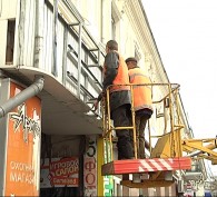 В Симферополе продолжают снимать фасадные вывески