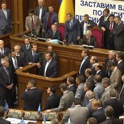 Трибуну украинского парламента удалось разблокировать лишь на несколько минут