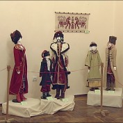 Куклы в национальных костюмах представлены на выставке в Этнографическом музее doc