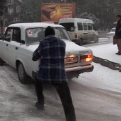 Снег парализовал движение в Ялте