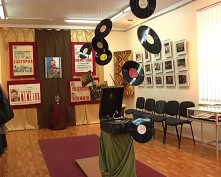 В Симферополе открылась выставка "Мои песни"