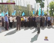 "Не дадим в обиду" – керчане отстаивают права главврача на митинге