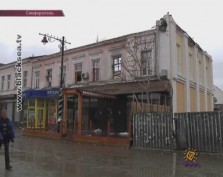 Неизвестные строители демонтируют сгоревший дом на ул.К.Маркса