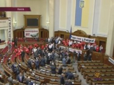 Депутаты-оппозиционеры блокировали трибуну Верховной Рады Украины