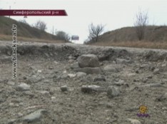 Ямы на дорогах в Чистеньком залатывают кирпичами