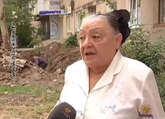 Плановые работы по замене труб в Симферополе разрушают дом и асфальт