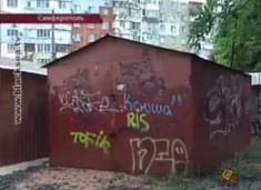 На территории симферопольской школы №25 появились гаражи