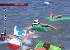 Гонки на надувных матрасах в Севастополе