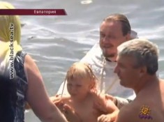 В Евпатории устроили массовое крещение