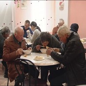 Бесплатными обедами бездомных кормят в Симферополе