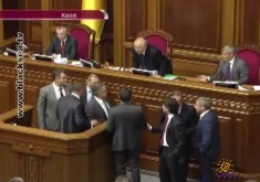 Баталии вокруг Конституции Украины развернулись в Верховной Раде