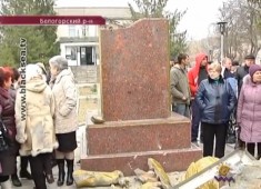 Ленинопад – в украинских городах местные жители продолжают сносить памятники Ленину