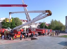 Парад пожарно-спасательной техники министерства по чрезвычайным ситуациям в Симферополе