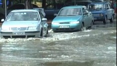 После каждого сильного дождя некоторые улицы Симферополя превращаются в реки