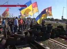 Обманутые строители перекрыли железнодорожный мост в киевском микрорайоне ВЫдубичи
