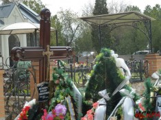 На могиле Януковича-младшего в Севастополе появилась табличка
