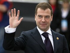Российский премьер приехал в Крым обещать зарплаты и программы