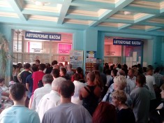 Не уехать и с паспортом. Очереди на автовокзалах