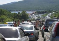 Крымчане и туристы стоят в километровых пробках из-за экстренного ремонта дорог