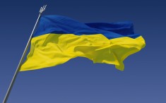 Пять нарядов полиции в Крыму арестовывали трех активистов за фото с украинским флагом в центре Симферополя.