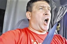 Поющий дальнобойщик написал новый хит про Крым