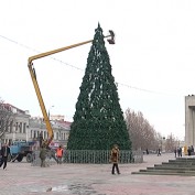 Главную елку Крыма устанавливают в Симферополе