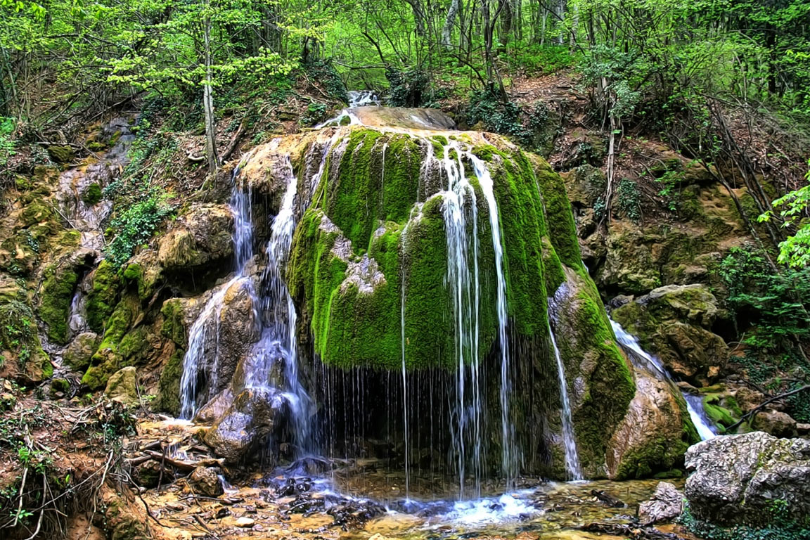 Появилось видео обрушения уникального крымского водопада