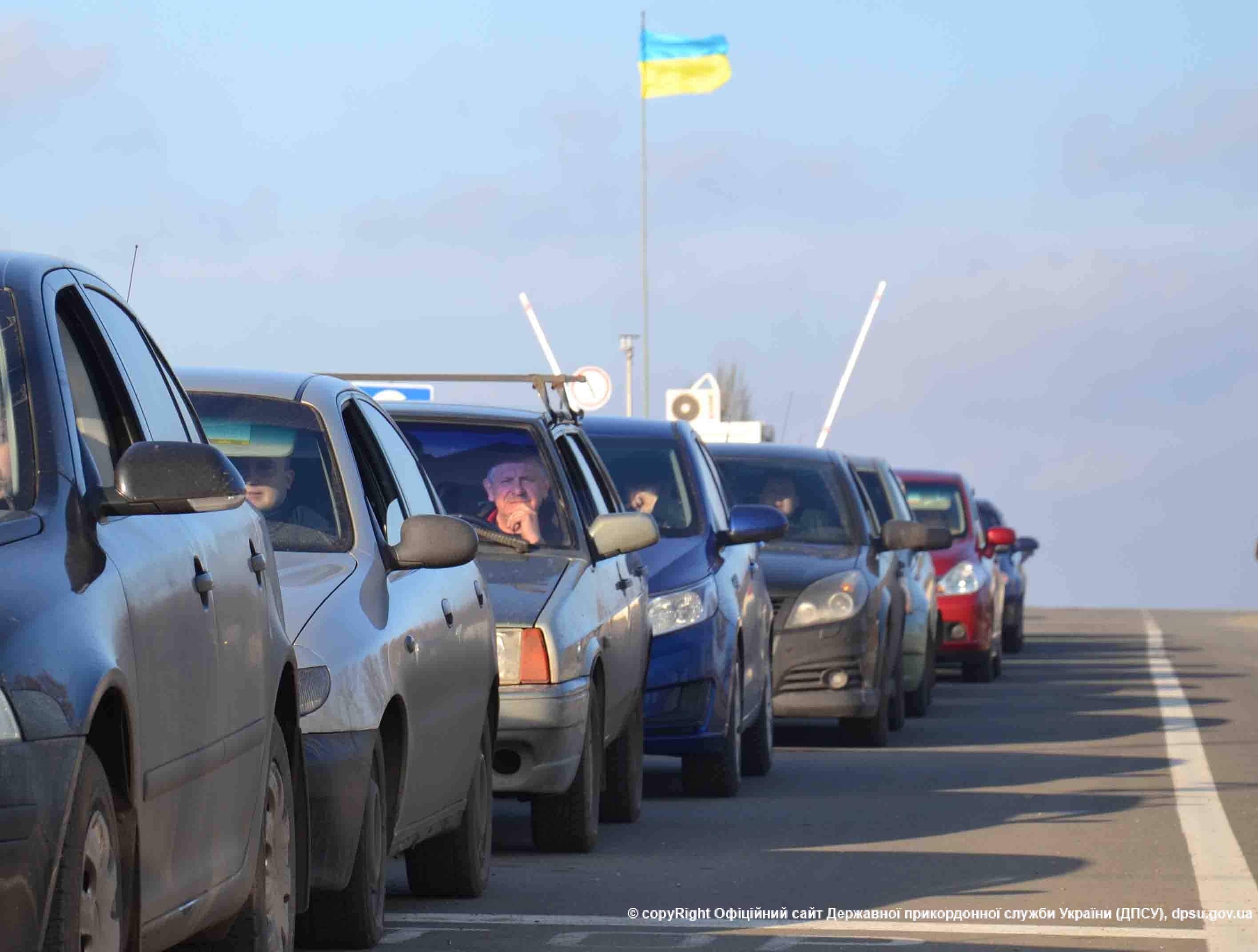 Машины с украинскими номерами «застряли» на админгранице с Крымом