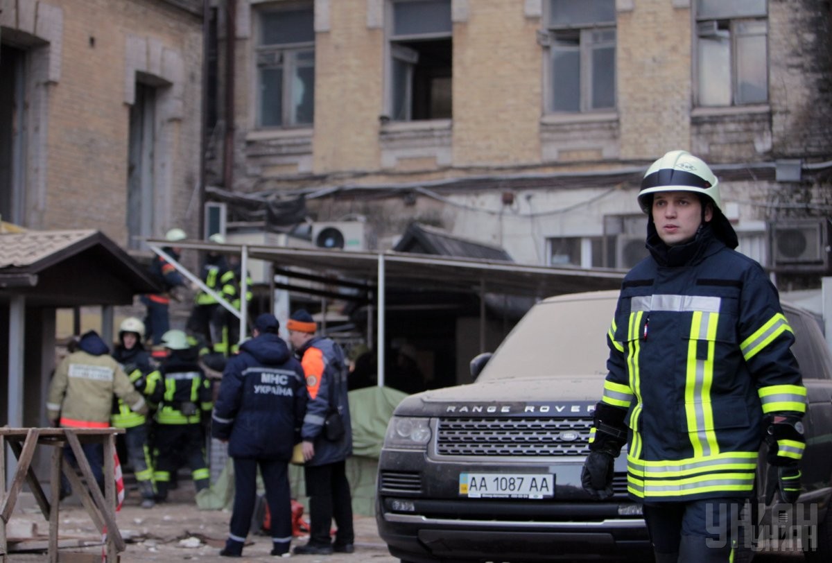 Рухнувшее перекрытие убило строителя в Киеве, еще 6 человек ранены [ВИДЕО]