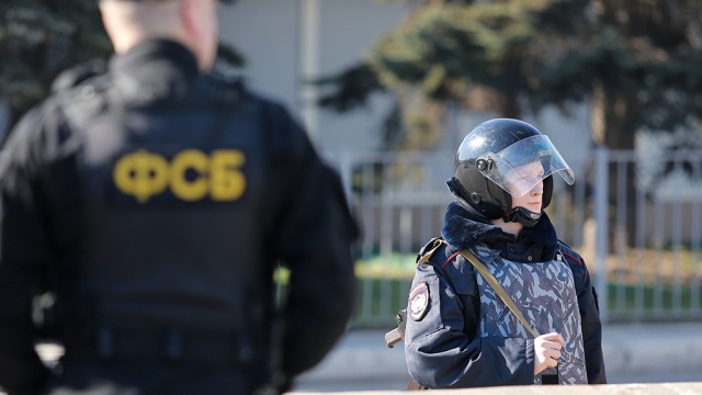 Стекла сыпались прямо на детей: появились подробности утренних обысков в Крыму [ФОТО]