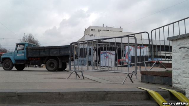 В центре Симферополя устанавливают «праздничный» забор [ФОТО]
