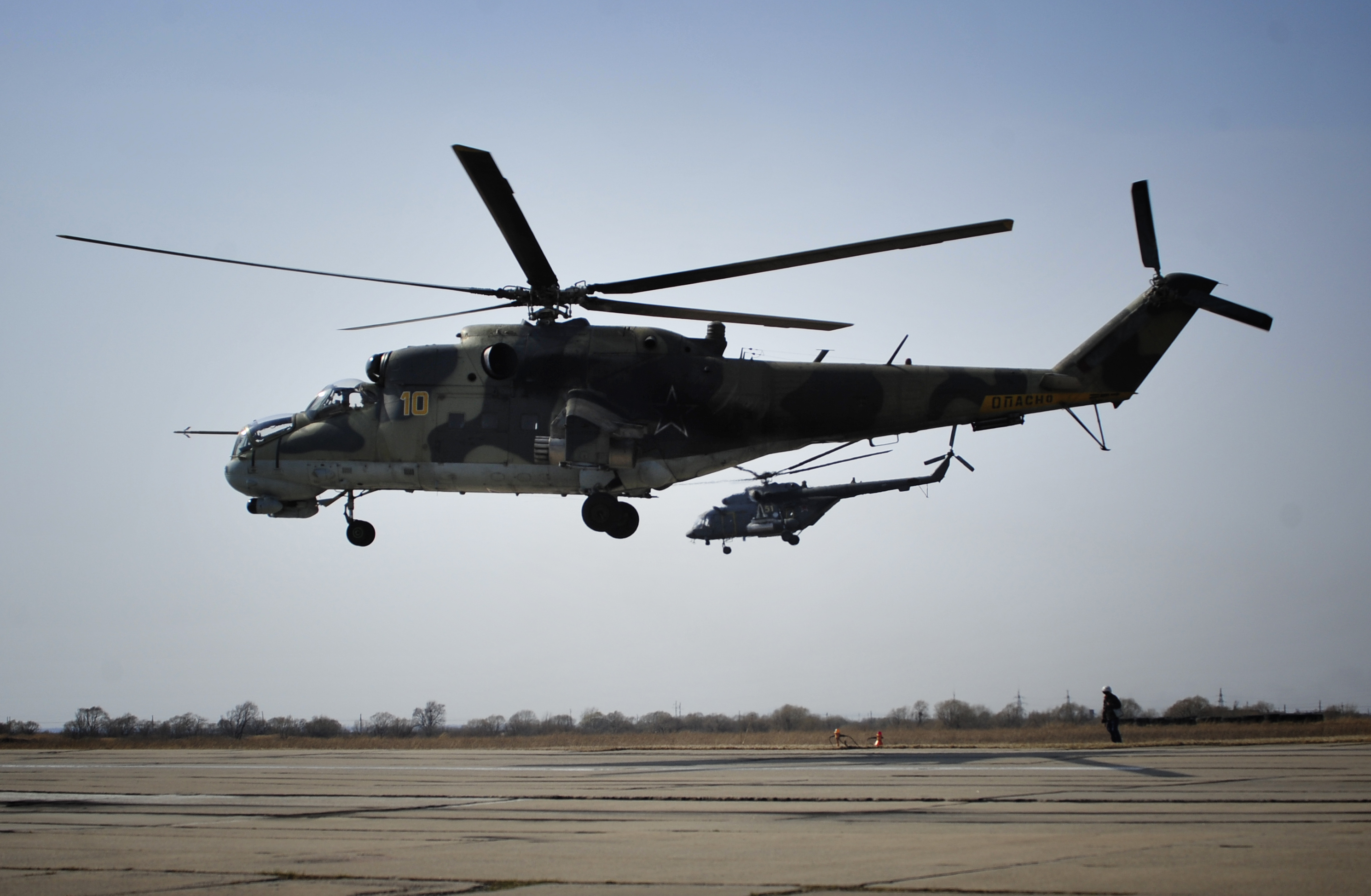 Российские вертолеты замечены вблизи админграницы с Крымом