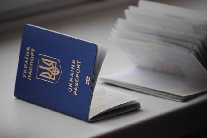 В представительстве ЕС успокоили крымчан с украинскими паспортами: визы выдадут