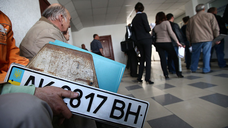 В Крыму составляют базу автовладельцев, не получивших российские номера