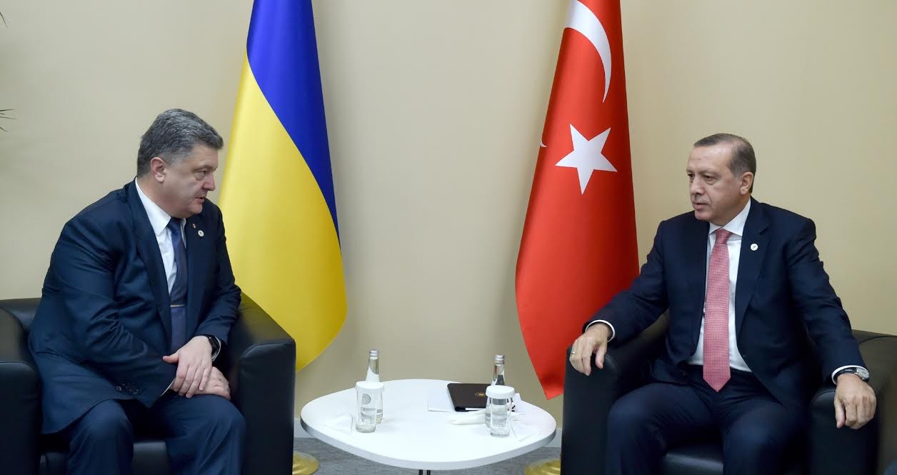 Порошенко будет решать в Турции, как защитить крымских татар