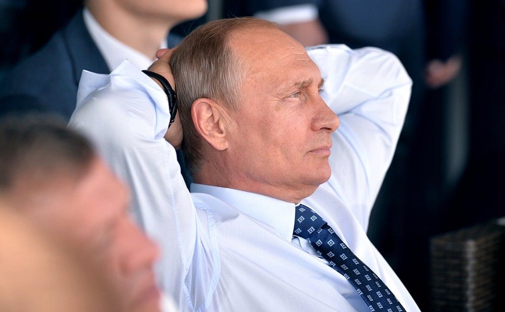 Путин в Крыму летал на вертолете и смотрел, как забивают сваи [ФОТО]