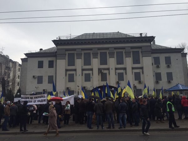 Посольство России в Киеве забросали яйцами [ФОТО]