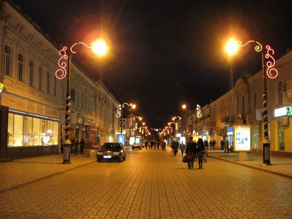 Симферополь вышел из мрака: на улицах снова зажглись фонари