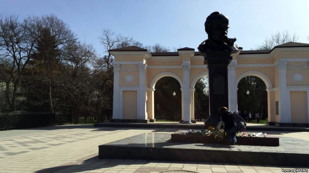 Крымчане несут цветы к памятнику Шевченко под пристальным взглядом полицейских