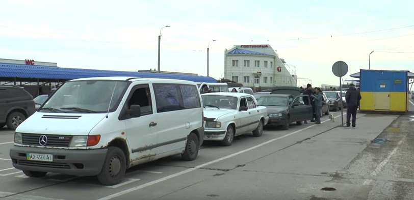 На админгранице с Крымом – автомобильные очереди